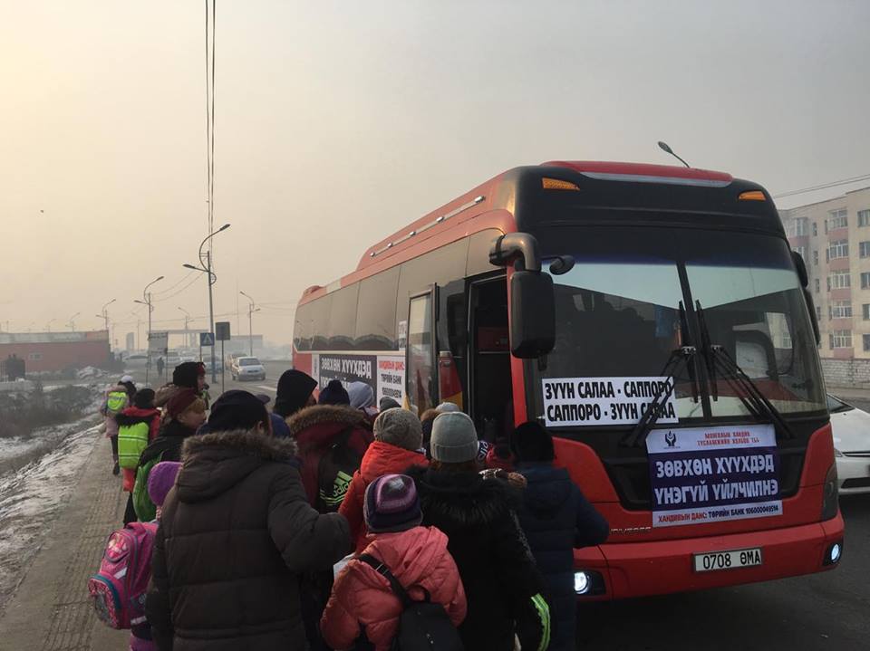 Онцлох сурвалжлага: Сурагчид автобусанд ах эгчтэйгээ зорчихыг хүслээ