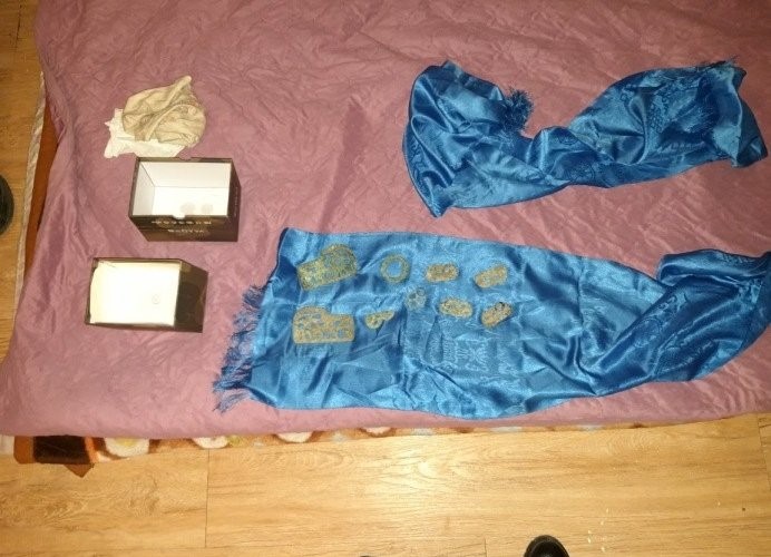 Хүннүгийн олдвор ухаж худалдах гэж байхад нь баривчилжээ