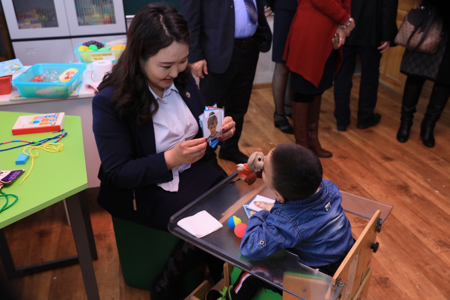 Аутизмтай хүүхдийг тэгш хамруулж сургана