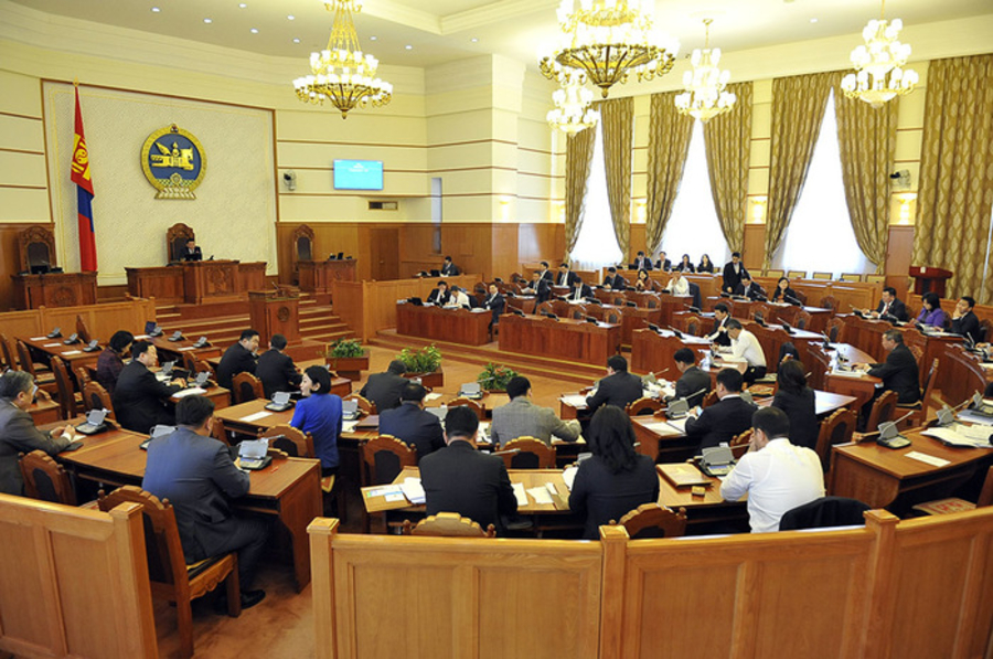 Тэтгэврийн зээл тэглэхийг эсэргүүцсэн зургаан гишүүн хэн байв?