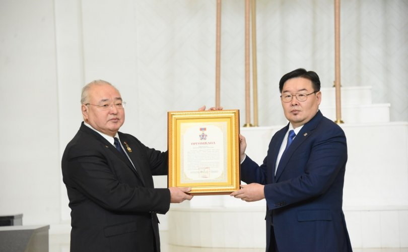 Б.Чимидийн нэрэмжит шагналыг академич Ж.Амарсанаа хүртлээ