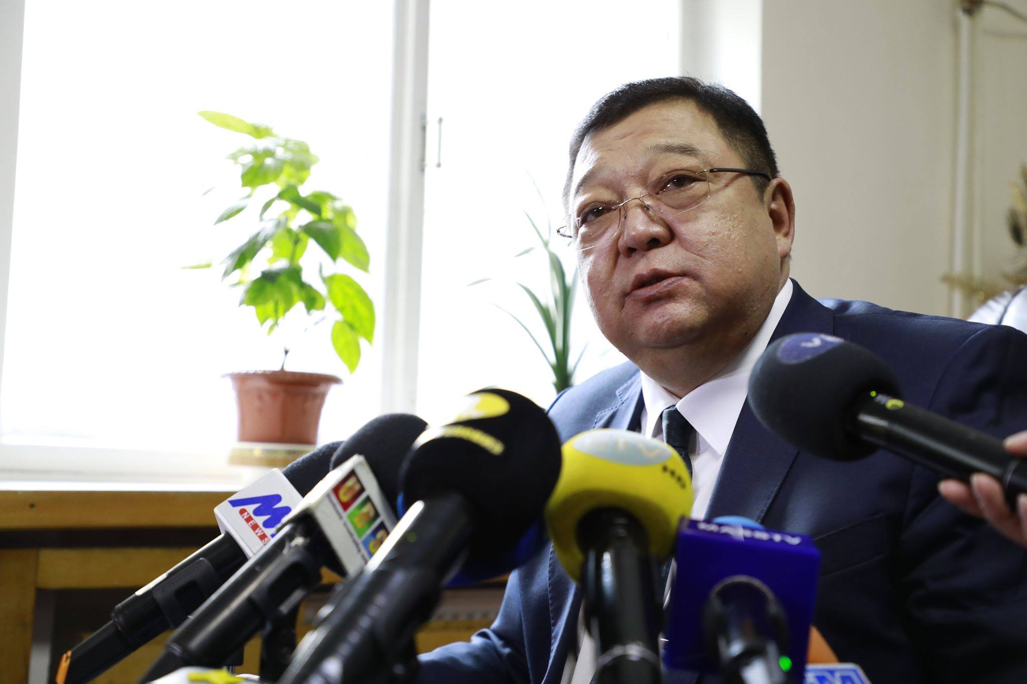 Д.Эрдэнэбат гишүүнийг намын дарга нь өмөөрөв