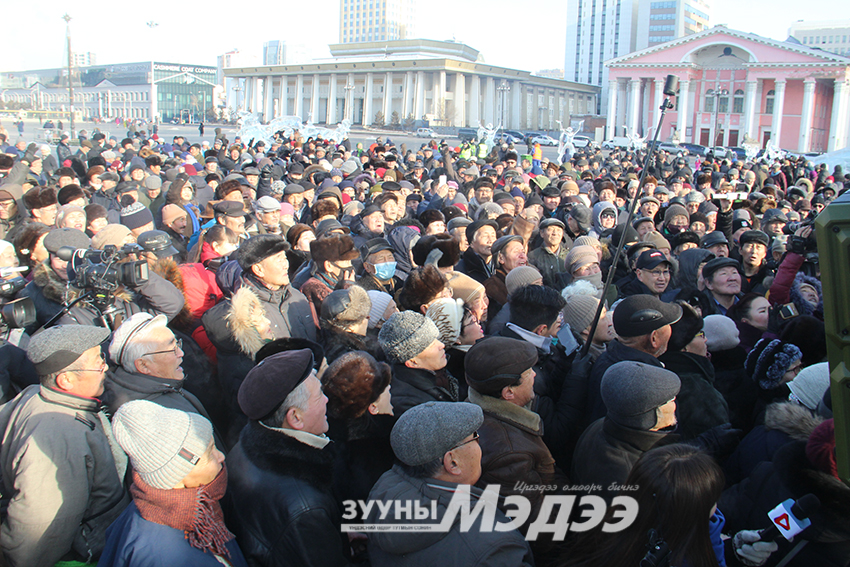 Бага болон зээл аваагүй ахмадууд жагсаж байна