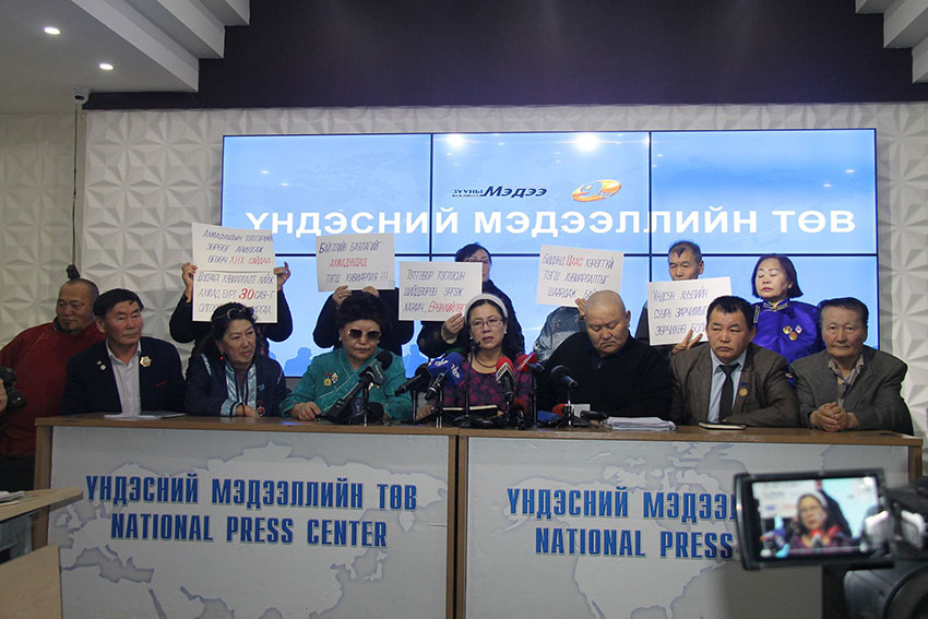 Ахмадуудын шаардлагыг хүлээж авахгүй бол жагсана гэв