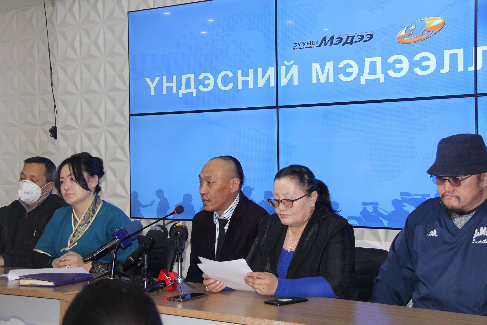 Иргэд хилээ хаахыг шаардаж байна