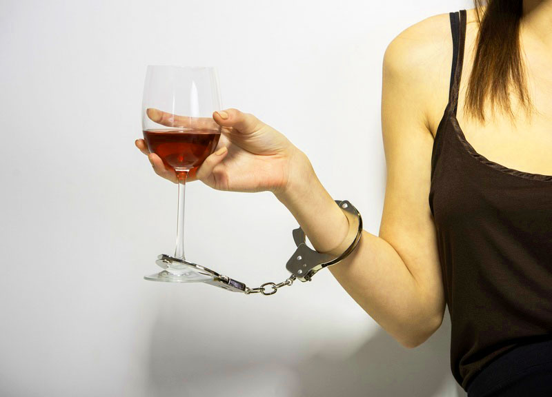 Эмэгтэйчүүд архинд донтох юунаас эхэлдэг вэ?