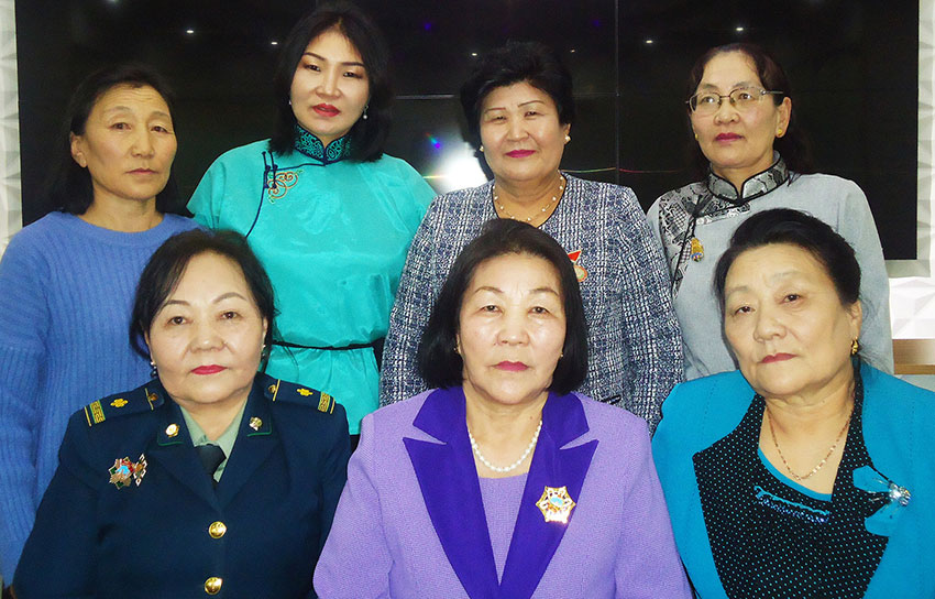 Хил манасан бүсгүйчүүд