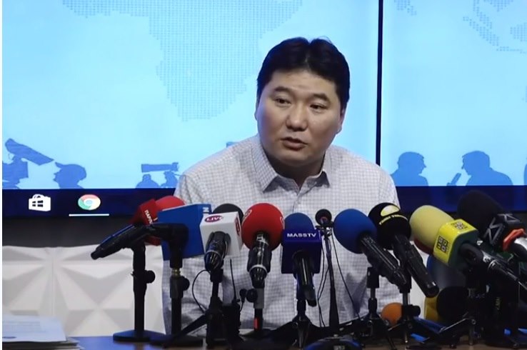 А.Баттүшиг: Л.Наранбаатарыг эдийн засагч хүн гэхэд эргэлздэг